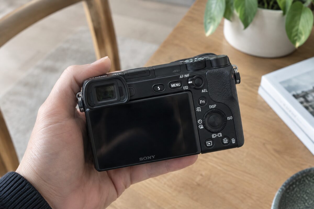 Écran tactile inclinable et commandes du Sony A6400